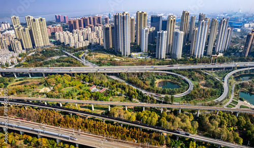 Foto Wuhan Daijia Park Aerial View - Urban Ecological Restoration with Highways