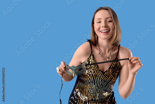 Young woman with carnival m...