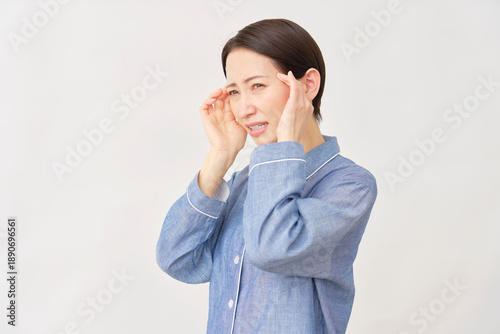 Wallpaper Mural パジャマ姿の女性　頭痛　白背景 Torontodigital.ca