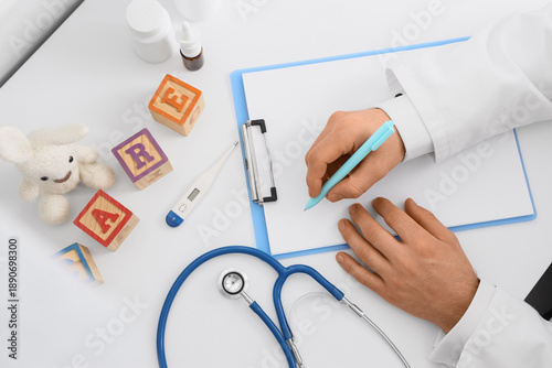 Male pediatrician's hands w...