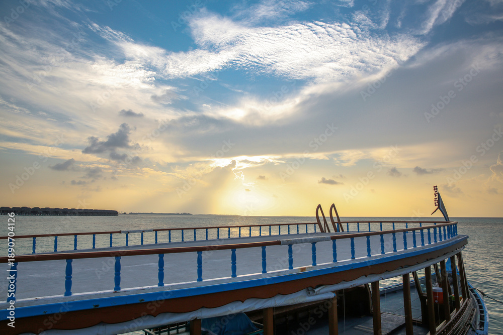 Obraz premium Traditional Boat at Sunset in Maldives Seascape