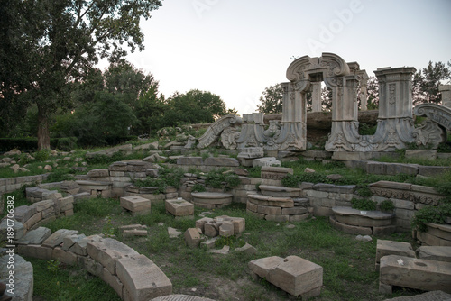 Foto Yuanmingyuan Ruins in Beijing - Dilapidated Traditional Architecture and Stone F