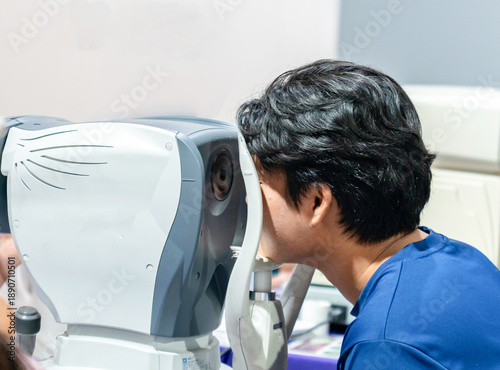 Cuadro en lienzo The patient is leaning forward with his head positioned against the medical devi