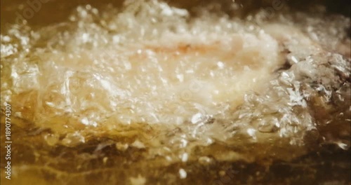 油で揚げるクローズアップ　魚の唐揚げ・天ぷら　和食・日本料理　泡立つ油のスローモーション　