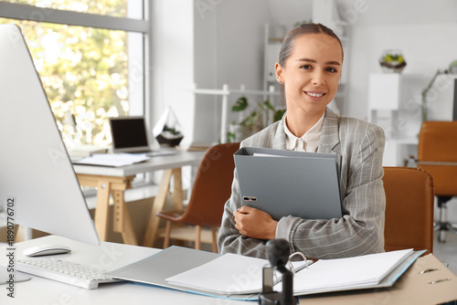 Young businesswoman with fo...