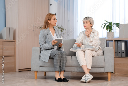 Female psychologist with ta...