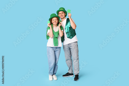 Young couple with paper clo...