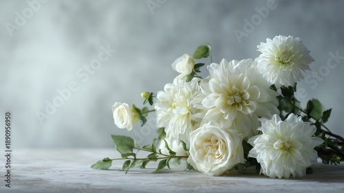 洗練された哀悼の白い花｜グレー背景の静謐で気品あるアレンジメント