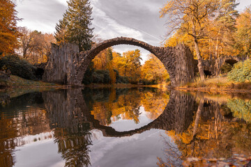 Papier peint photo Le Rakotzbrücke Rakotzbrücke féerique en automne doré  © Maximilian