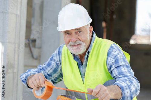 Foto senior man builder posing outdoors