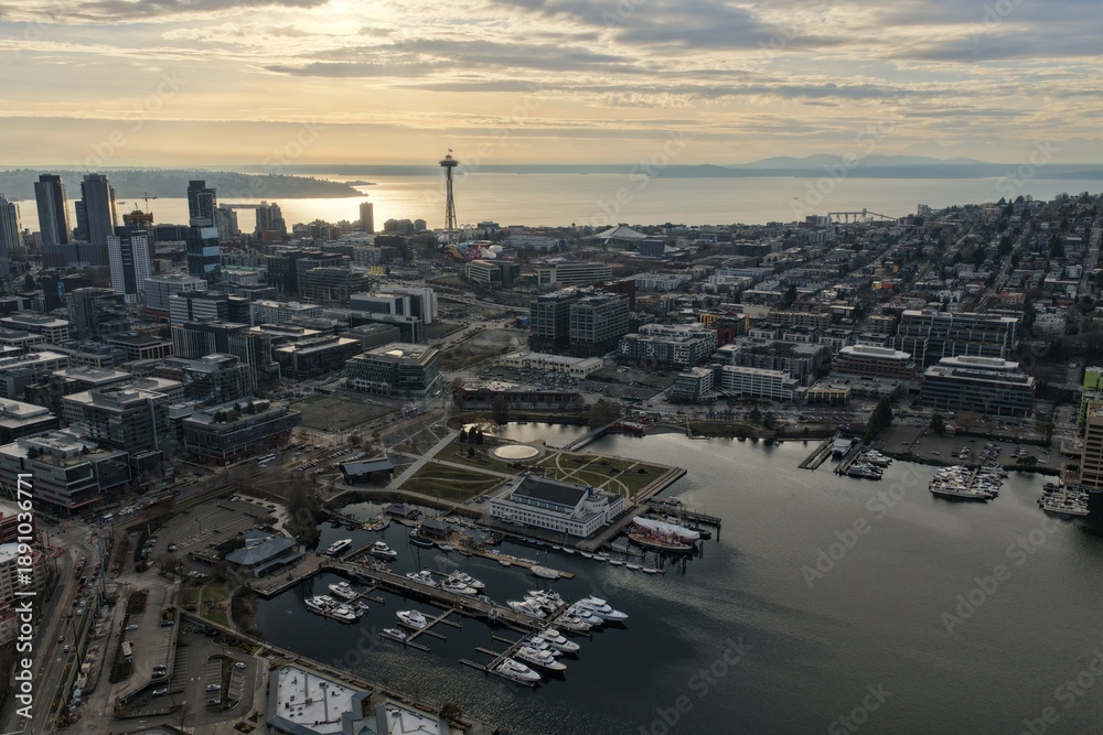 Obraz premium Aerial view of Seattle skyline with Space Needle and MOHAI museum on waterfront at sunset, Washington State, USA. g
