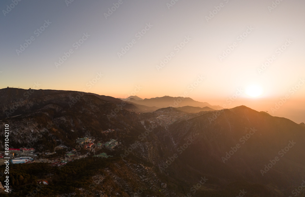 Naklejka premium Sunrise over the majestic mountains of Lushan Mountain, Jiangxi China