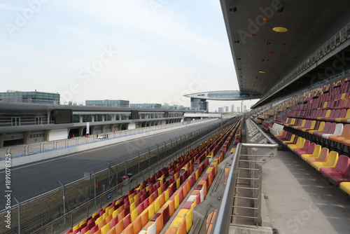 Foto Professional Racing Circuit with Grandstand Seating and Test Track
