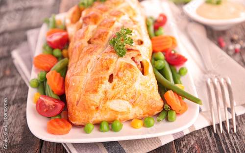 Tableau sur toile homemade meat pie with vegetables