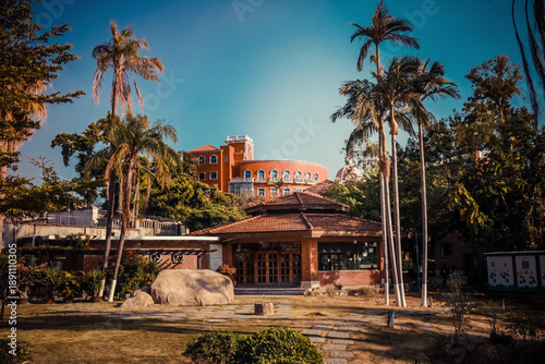 Foto Xiamen Gulangyu Concert Hall with Tropical Palms
