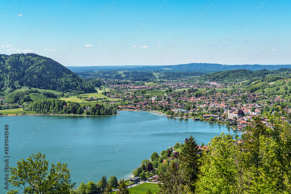 Obraz premium Hiking trail around Lake Schliersee in the bavarian alps at Schliersee, Upper Bavaria, Germany in Europe