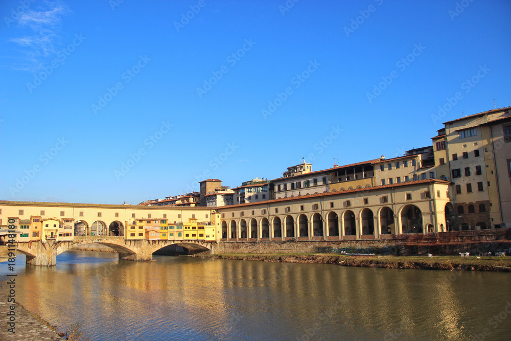 Fototapeta premium Ponte Vecchio Bridge Florence Italy - Historic Medieval Architecture Over Arno River