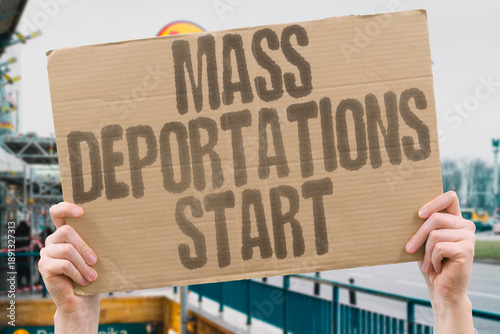 Cuadro en lienzo "Mass Deportations Start" Large scale removals begin