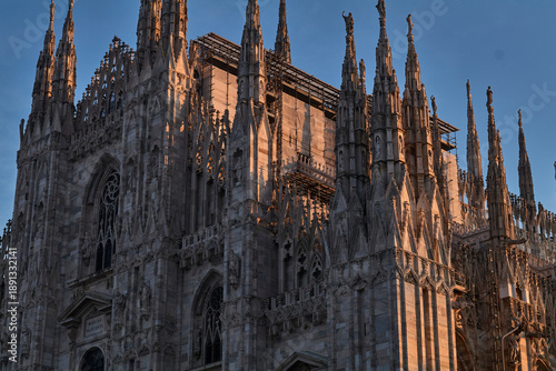Schilderij op canvas Architectural Detail of Gothic Spires and Statues on Milan Cathedral Duomo
