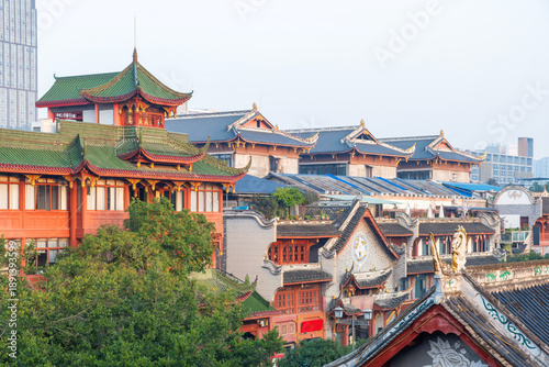 Φωτογραφία Traditional Chinese building with green tiled roofs and ornate architectural details surrounded by modern cityscape