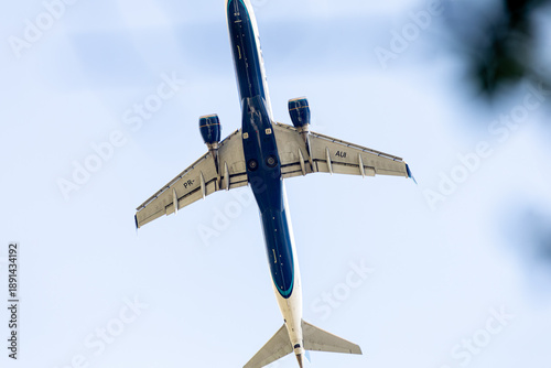 Foto Avião de passageiro voando sob céu com muitas nuvens.