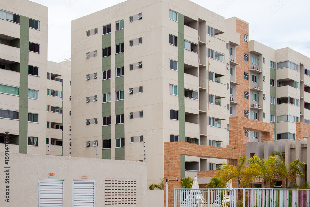 Fototapeta premium Condomínio residencial moderno com prédios de apartamentos e área comum urbana