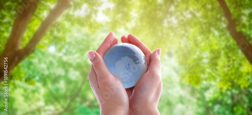 Foto green world glass globe in the hand