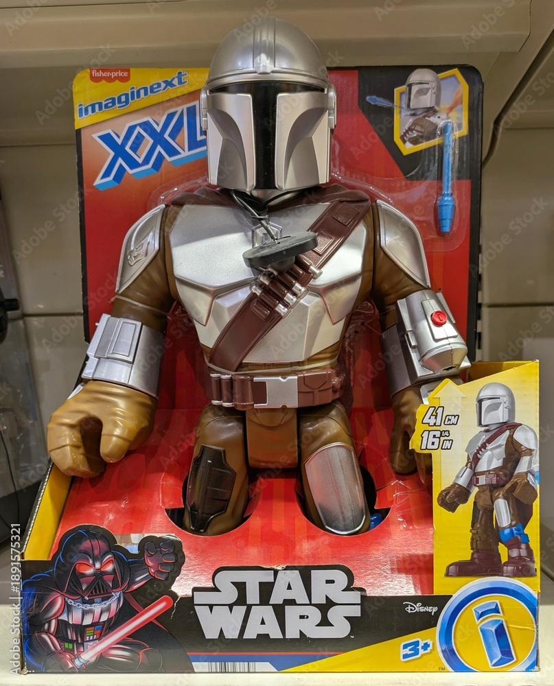 Obraz premium Figura de acción de The Mandalorian de Star Wars en juguetería Toy Planet en Madrid, España, 17 de enero de 2026