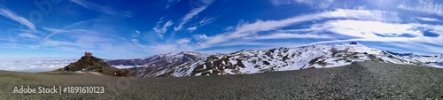 eine Wanderung von Pradollano in den Sierra Nevada in Andalusien zum Skigebiet Pico del Veleta, der Santuario de la Virgen de las Nieves, dem Observatorio de Sierra Nevada und dem Radioteleskop