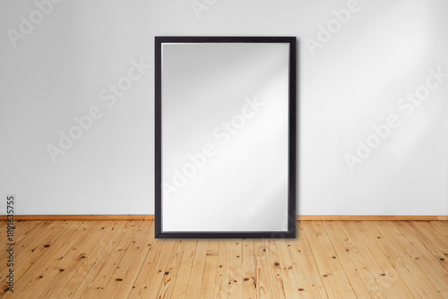 Leere Rahmen vor einer hellen weißen Wand in einem Galerieraum