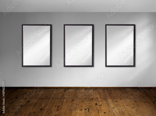 Leere Rahmen vor einer hellen weißen Wand in einem Galerieraum