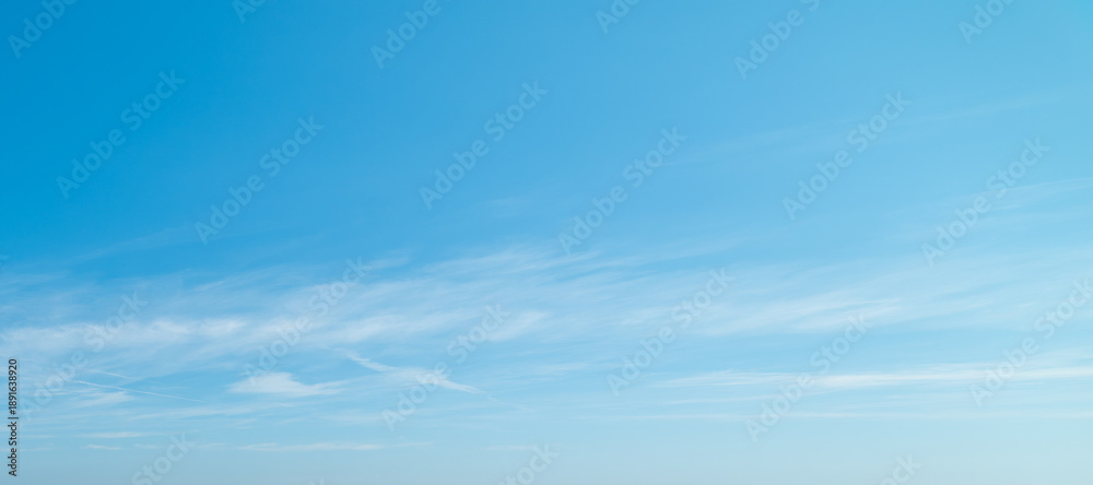 Naklejka premium Blue Sky with Thin Cirrus Clouds on Left Side