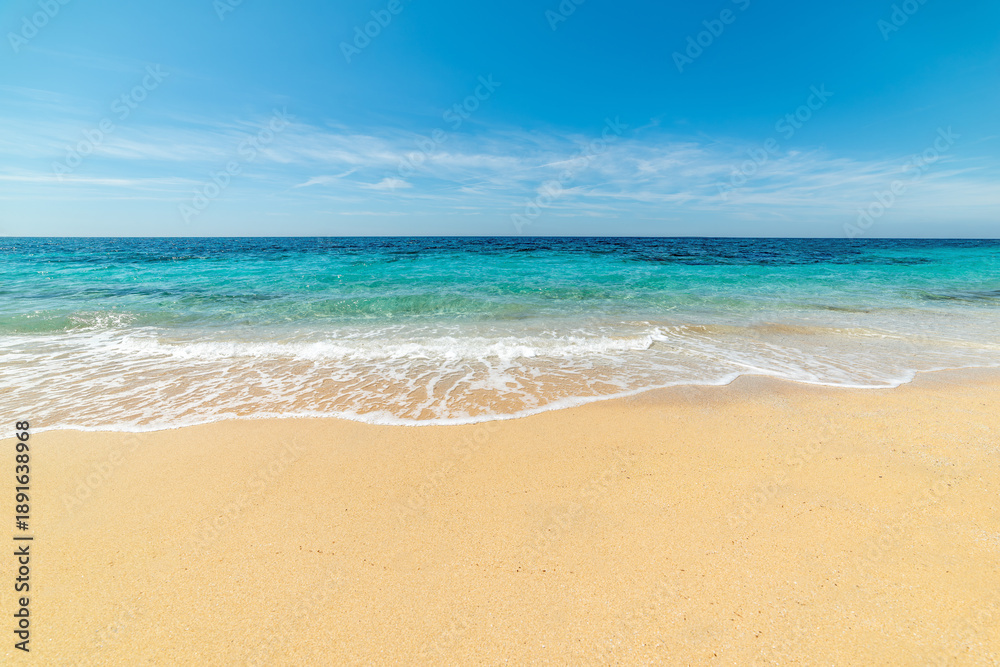 Fototapeta premium Golden Sand Beach with Turquoise Water under Blue Sky with Cirrus Clouds