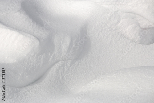 Tableau sur toile Close up of textured curves on fresh white powder snow background