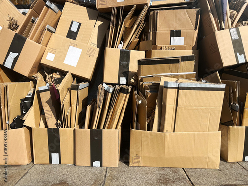 Un montón de cajas de cartón preparadas para reciclar