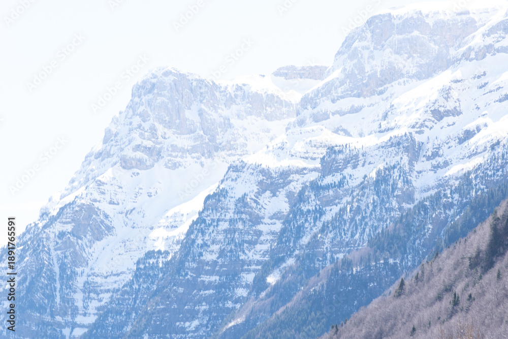 Fototapeta premium Paisajes nevados de Ordesa y Monte Perdido
