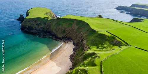 Foto Silver Strand, a sandy beach in a sheltered, horseshoe-shaped ba