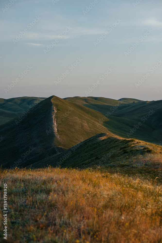 Obraz premium An orange sunset in the sky over the Long Mountains in the Orenburg region
