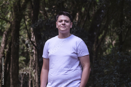Konstfotografi A teenager stands outdoors, wearing a white t-shirt and a slight smile