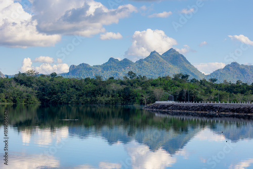Foto Kiew Kho Ma Dam with big mountains and forest, Wide lake with blue sky and white puffy clouds background, Located on Ban Huai Sanao Village, Pong Don, Chae Hom District, Lampang, Northern of Thailand