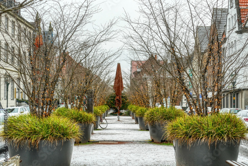 Weihnachtliche Straße in der Altstadt von Kaiserswerth im Winter