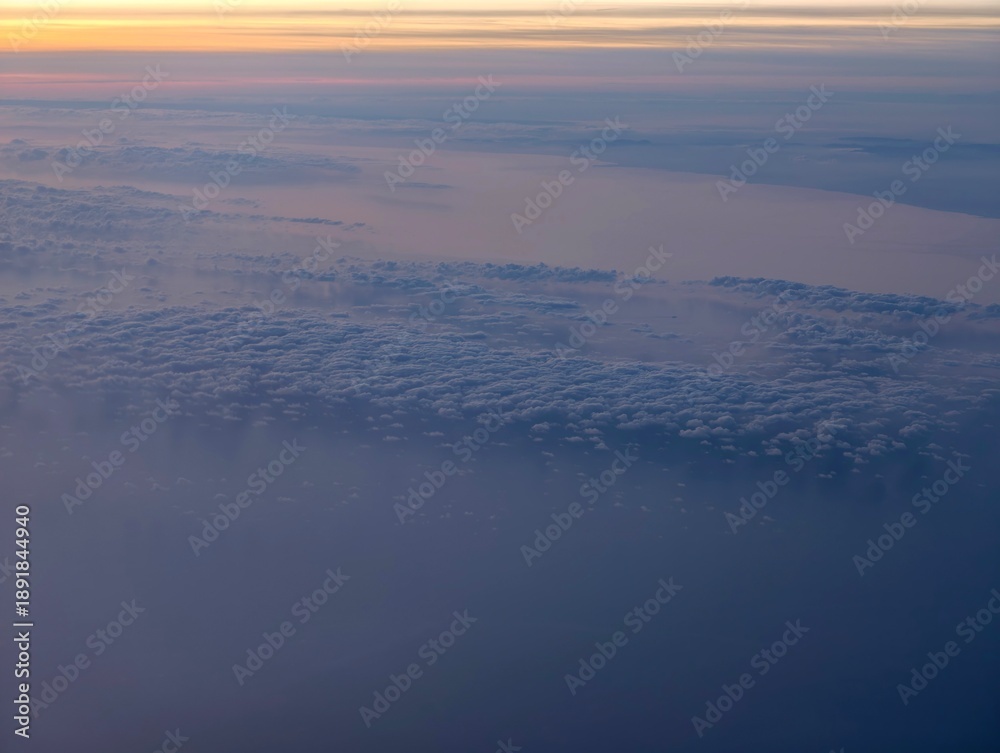 Obraz premium Solitary pilot experiences peaceful twilight hours soaring over distant cloud formations and pale horizon