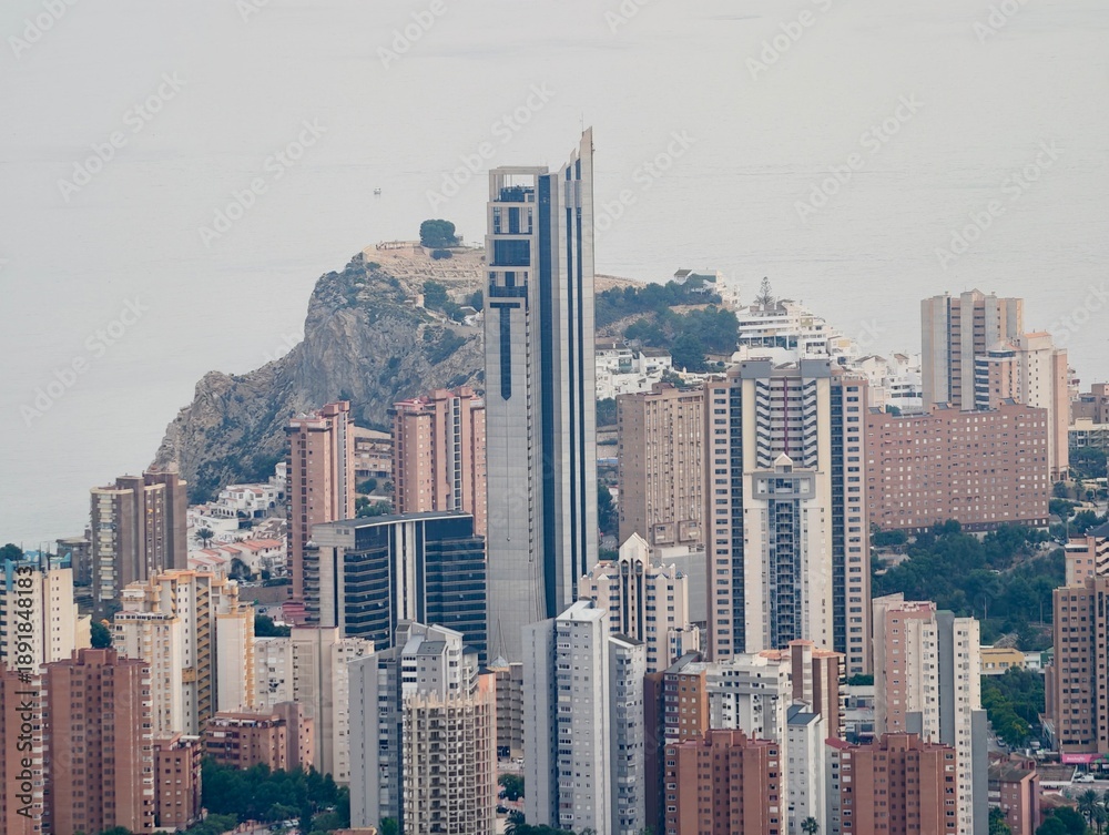 Obraz premium City skyline scene, Highrise building with rugged mountain background and surrounding structures