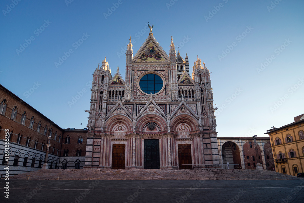 Fototapeta premium Morning view of Siena Cathedral (Duomo di Siena) in Italy