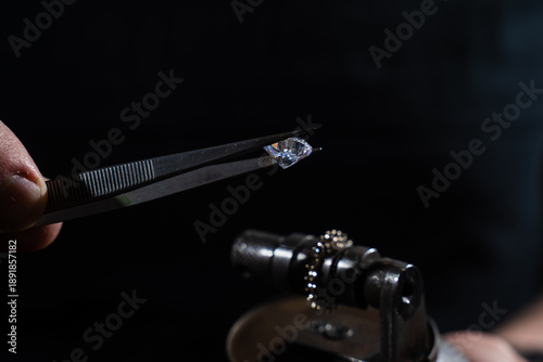 Canvas-taulu Big diamond being examined by jeweler over ring.