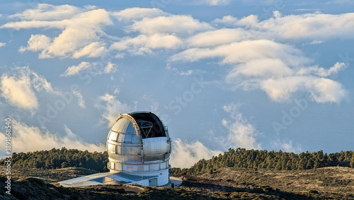 Tableau sur toile Scenic view of the astronomical observatory near the Caldera de Taburiente Natio