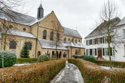 Historischer Kirche und Platz in der Altstadt von Kaiserswerth im Winter