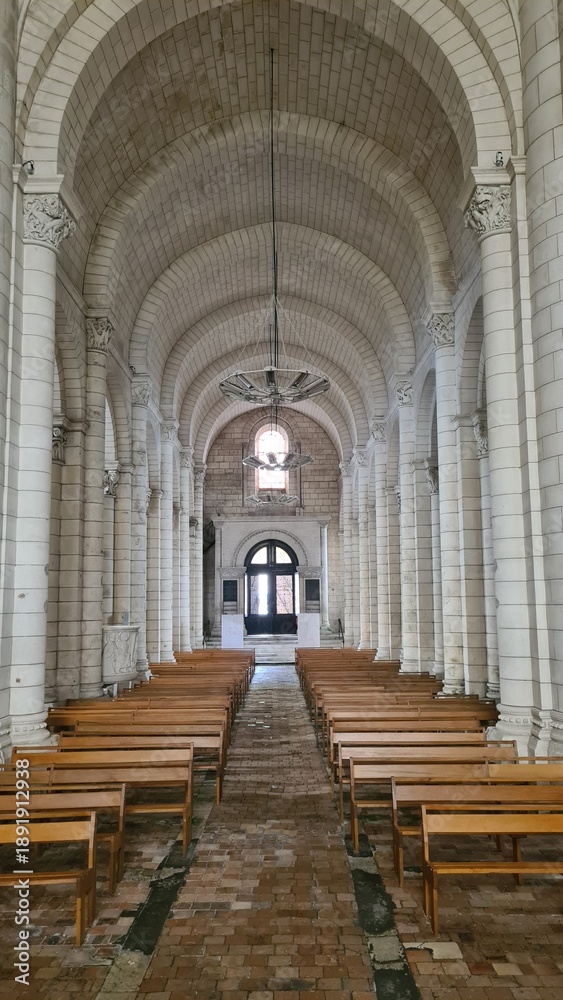 Obraz premium La belle nef romane de l'Église Saint-Pierre de Châteauneuf-sur-Charente