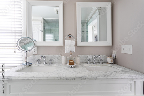 Konstfotografi Elegant double bathroom vanity with marble countertop, twin sinks and mirrors in