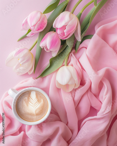 Kartka z życzeniami na międzynarodowy dzień kobiet. Kobieta i tulipany. © Paweł Ziółkowski